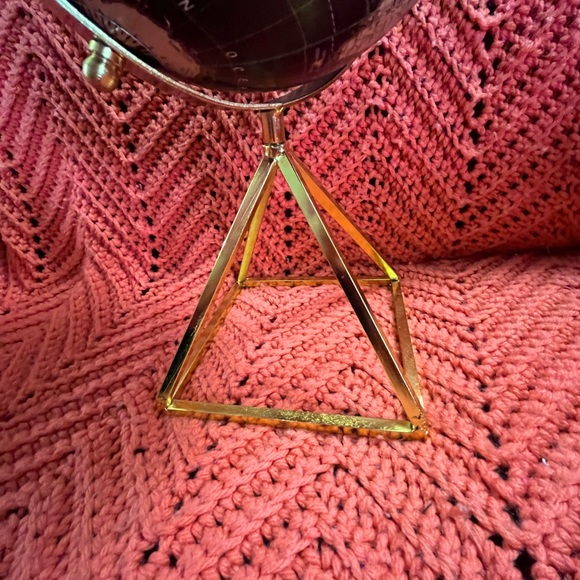 Small World Globe on a gold pyramid stand,I was not to find maker of globe - Picture 3 of 3